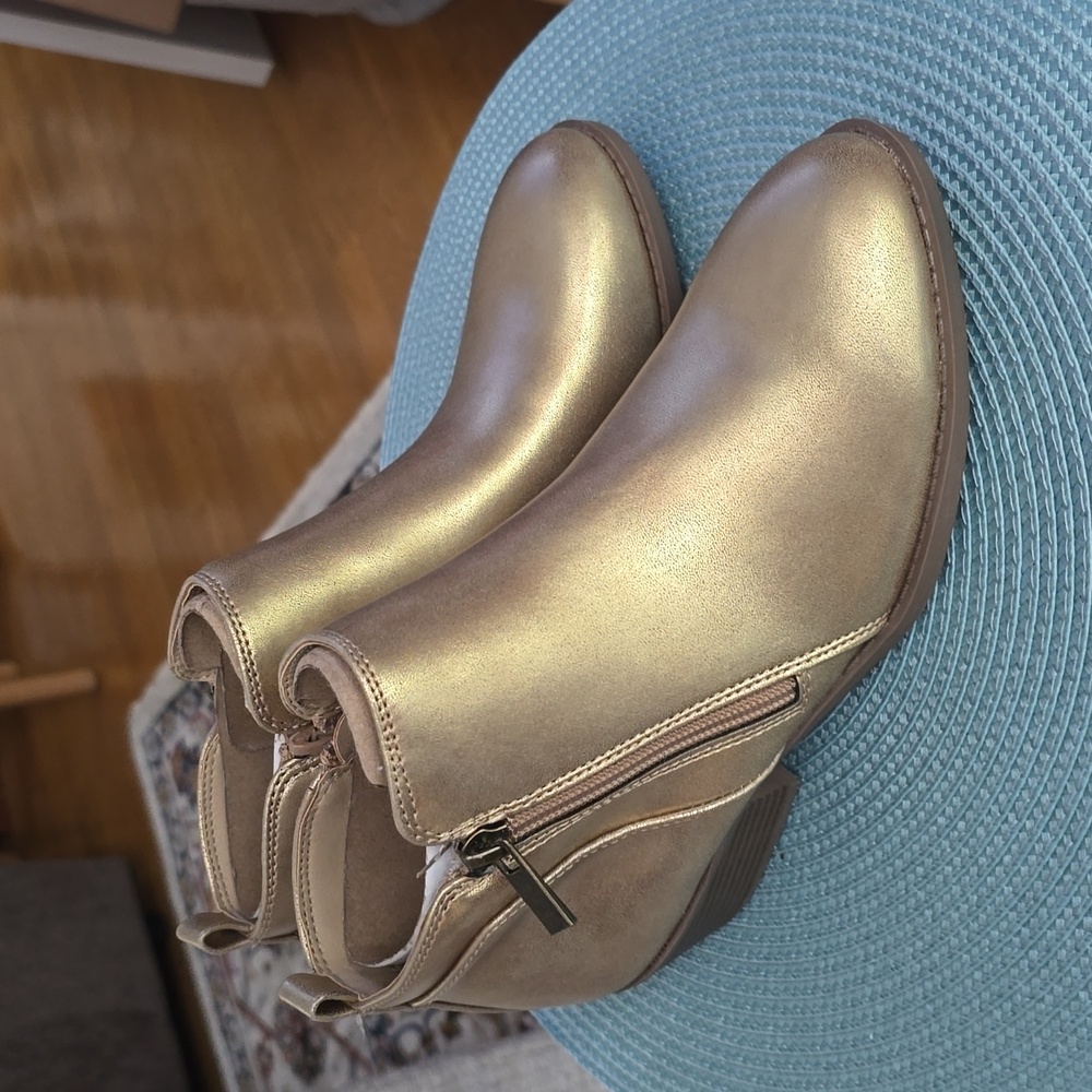 ARIZONA JEAN CO WOMEN'S GOLDTONE SHORT SIDE ZIPPERED HEELED ANKLE BOOT SIZE 9 W